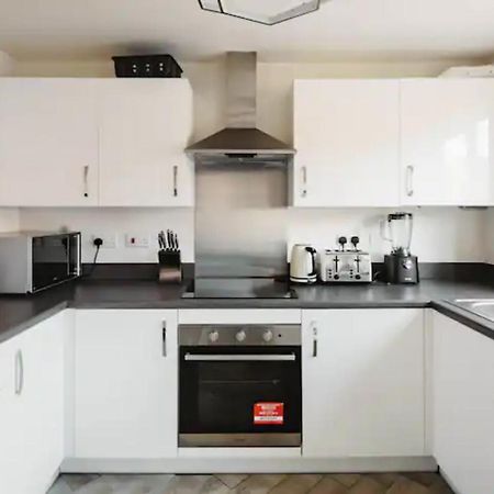 Stunning Private Room In A Home - Bathroom & Parking! Salford  Exterior photo