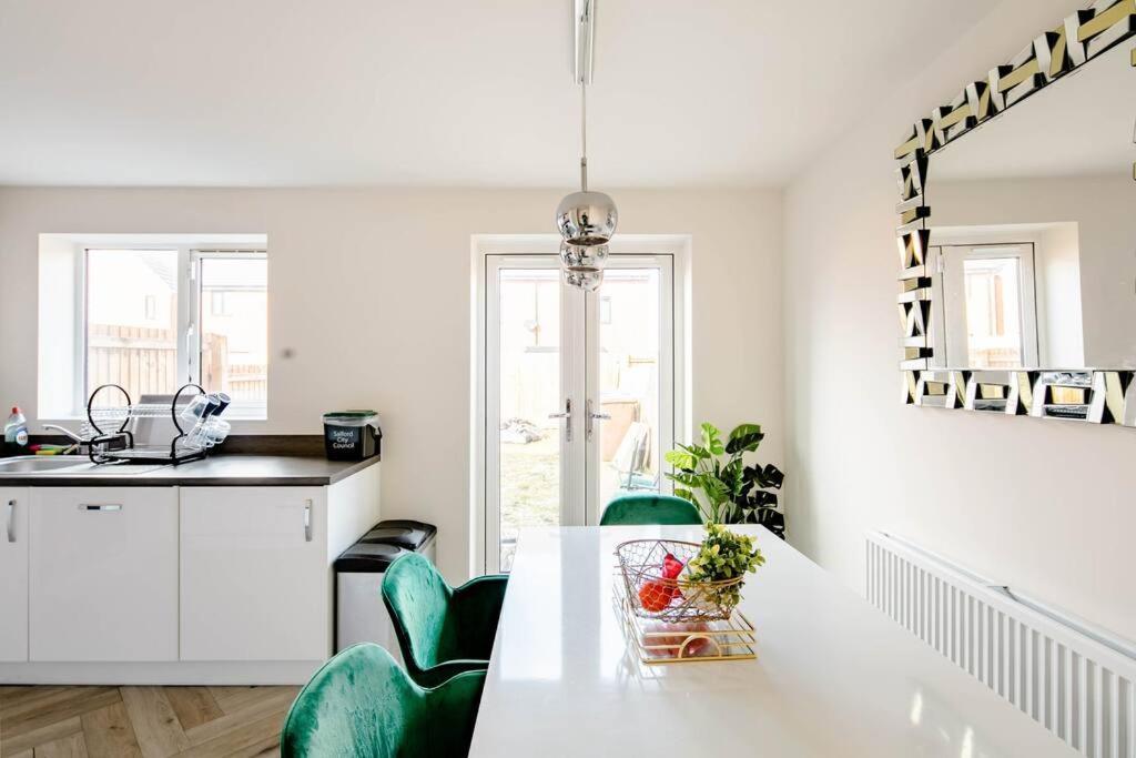 Stunning Private Room In A Home - Bathroom & Parking! Salford  Exterior photo