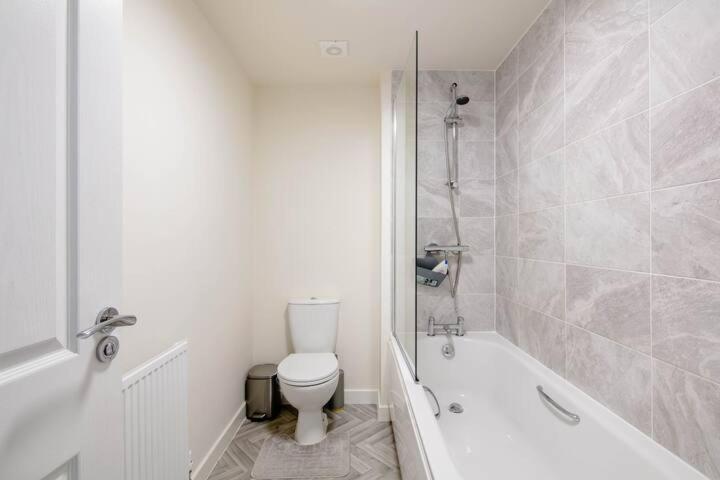 Stunning Private Room In A Home - Bathroom & Parking! Salford  Exterior photo
