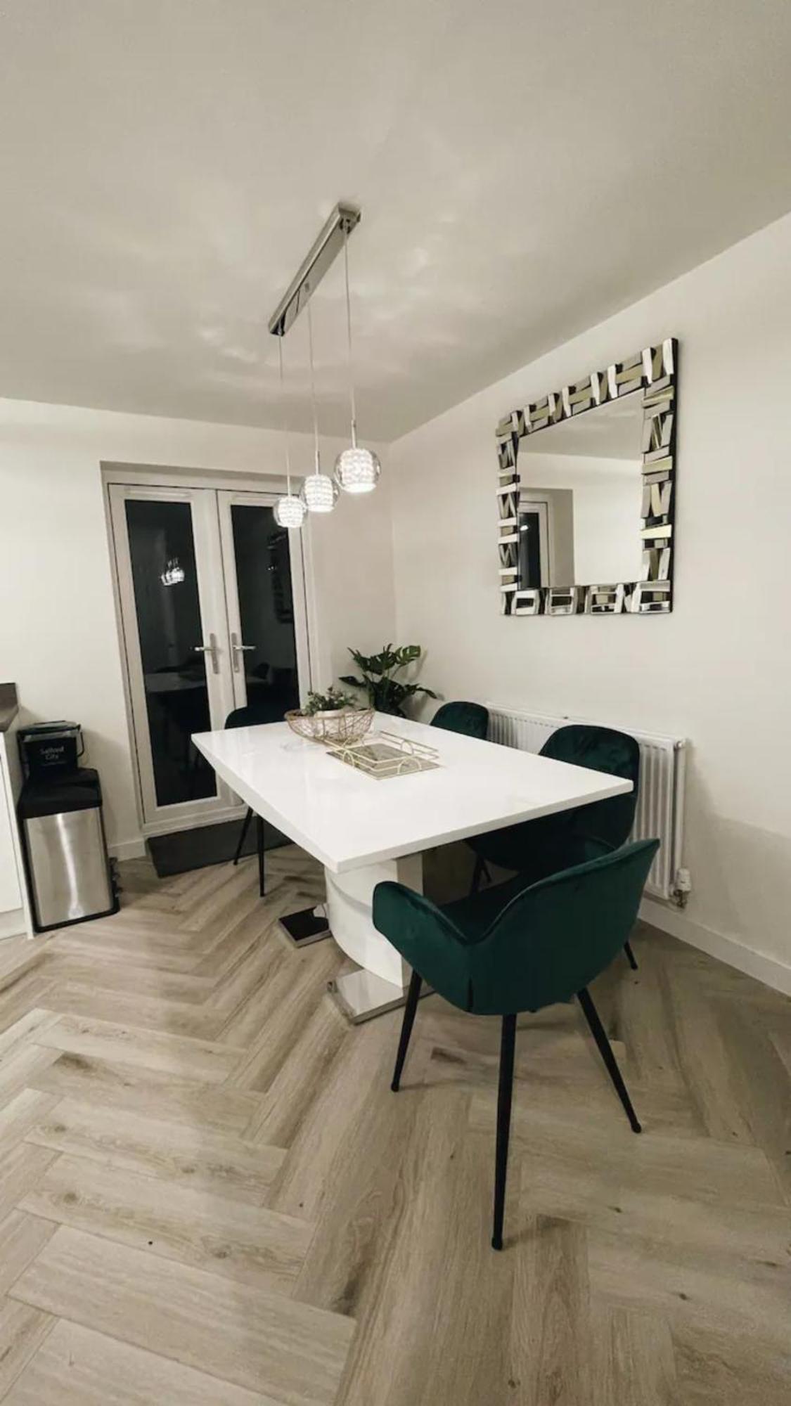Stunning Private Room In A Home - Bathroom & Parking! Salford  Exterior photo