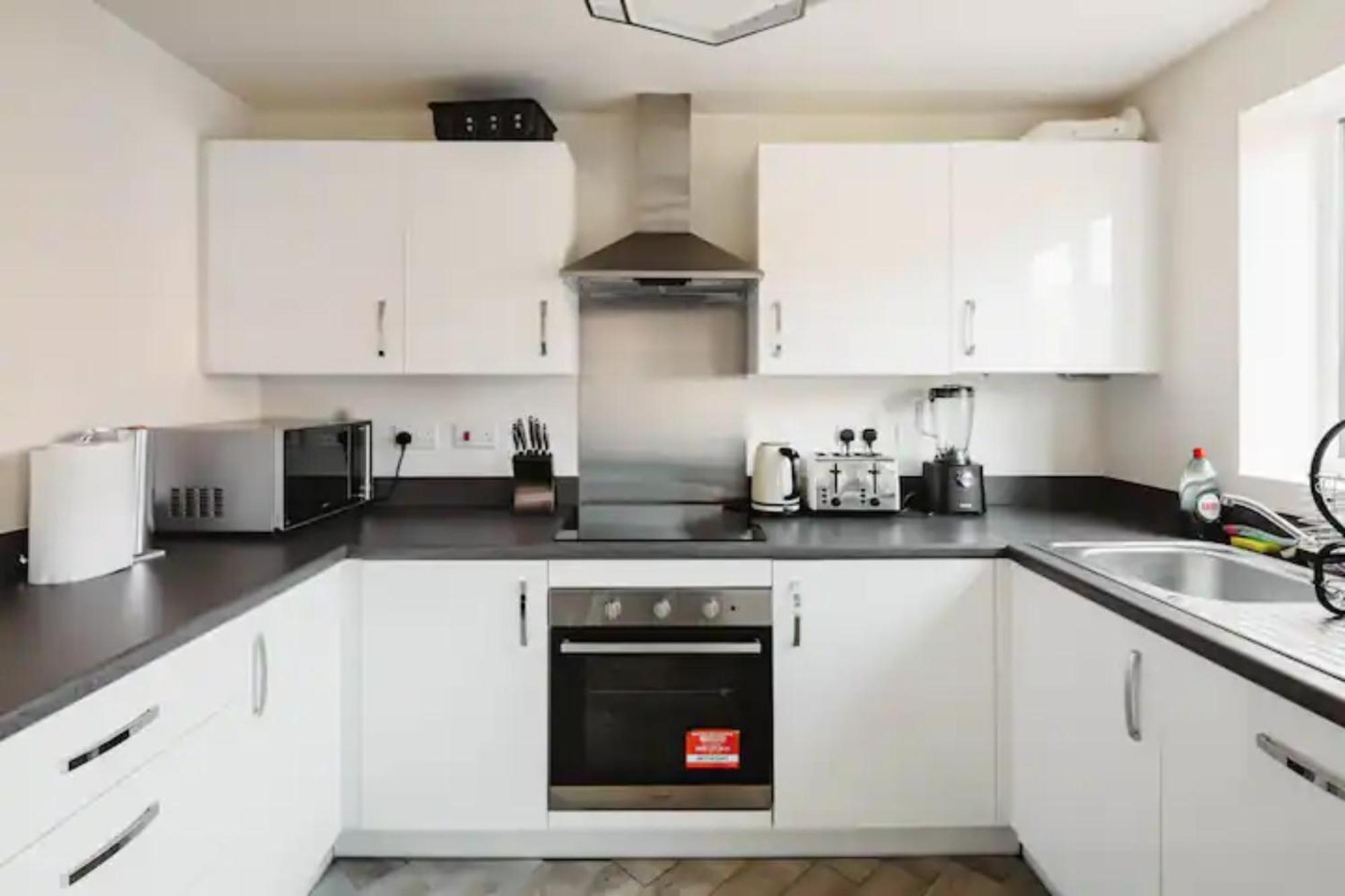 Stunning Private Room In A Home - Bathroom & Parking! Salford  Exterior photo