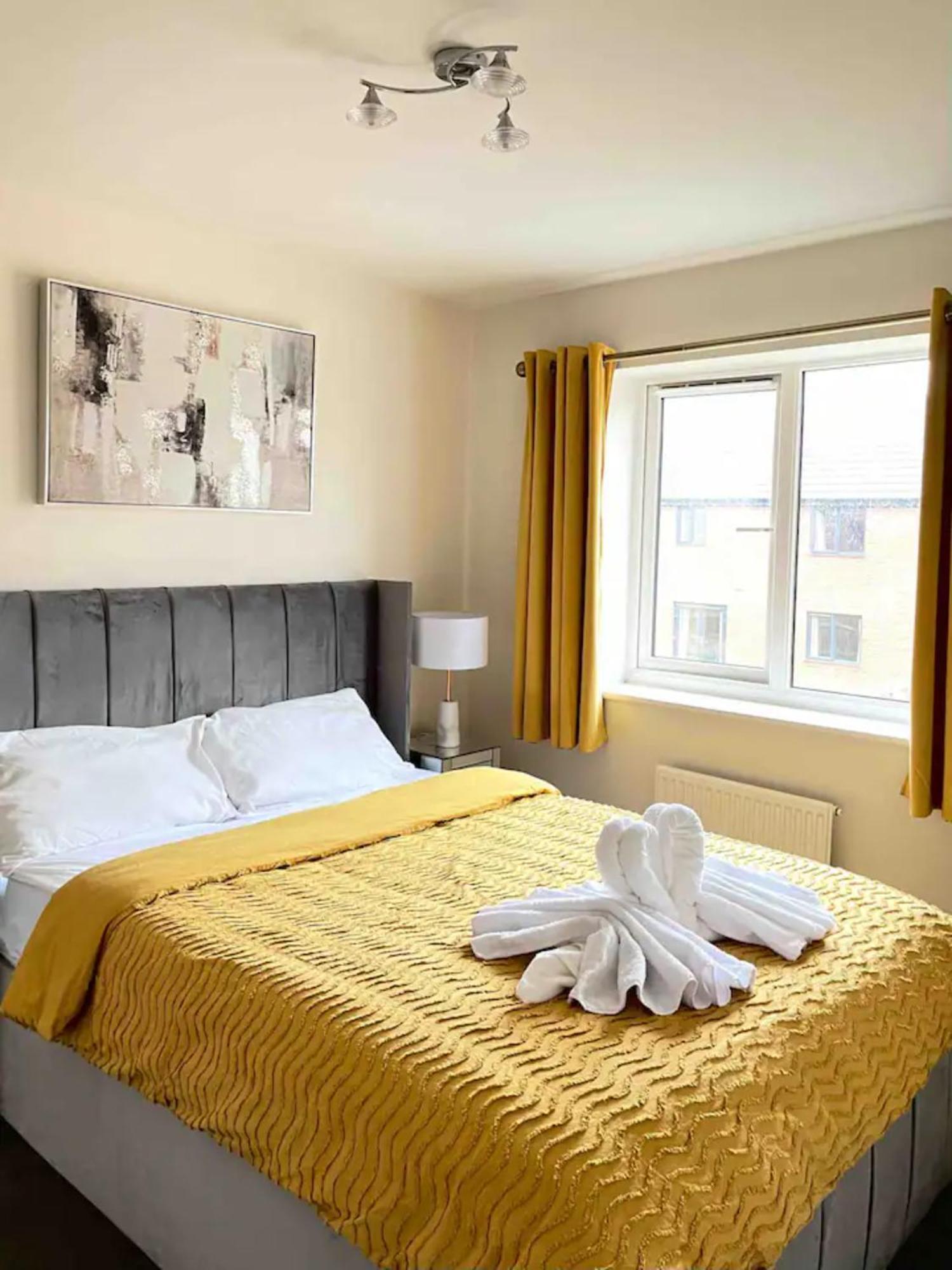 Stunning Private Room In A Home - Bathroom & Parking! Salford  Exterior photo